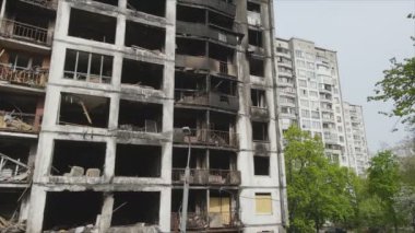 Bu video, Ukrayna 'nın başkenti Kyiv' de 8K çözünürlükte yanmış ve yıkılmış bir evi gösteriyor.