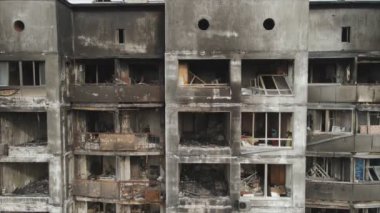 Bu video, Ukrayna 'nın başkenti Kyiv' de 8K çözünürlükte yanmış ve yıkılmış bir evi gösteriyor.