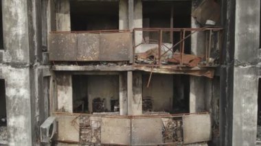 Bu video, Ukrayna 'nın başkenti Kyiv' de 8K çözünürlükte yanmış ve yıkılmış bir evi gösteriyor.