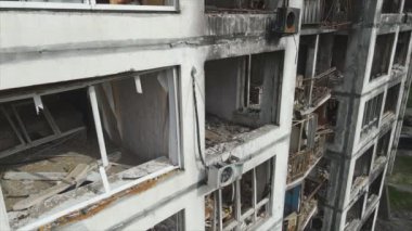 Bu video, Ukrayna 'nın başkenti Kyiv' de 8K çözünürlükte yanmış ve yıkılmış bir evi gösteriyor.