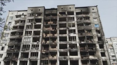 Bu video, Ukrayna 'nın başkenti Kyiv' de 8K çözünürlükte yanmış ve yıkılmış bir evi gösteriyor.