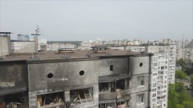 Bu video, Ukrayna 'nın başkenti Kyiv' de 8K çözünürlükte yanmış ve yıkılmış bir evi gösteriyor.
