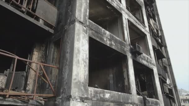 この株式ビデオは 8K解像度でウクライナのキエフで火災や破壊された家を示しています — ストック動画