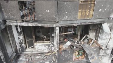 Bu video, Ukrayna 'nın başkenti Kyiv' de 8K çözünürlükte yanmış ve yıkılmış bir evi gösteriyor.