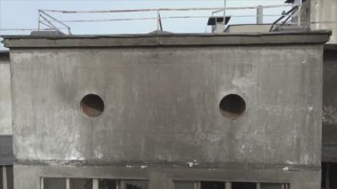 Bu video, Ukrayna 'nın başkenti Kyiv' de 8K çözünürlükte yanmış ve yıkılmış bir evi gösteriyor.