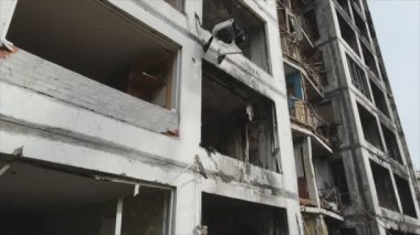 Bu video, Ukrayna 'nın başkenti Kyiv' de 8K çözünürlükte yanmış ve yıkılmış bir evi gösteriyor.