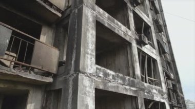 Bu video, Ukrayna 'nın başkenti Kyiv' de 8K çözünürlükte yanmış ve yıkılmış bir evi gösteriyor.