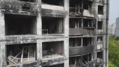 Bu video, Ukrayna 'nın başkenti Kyiv' de 8K çözünürlükte yanmış ve yıkılmış bir evi gösteriyor.