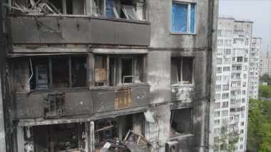 Bu video, Ukrayna 'nın başkenti Kyiv' de 8K çözünürlükte yanmış ve yıkılmış bir evi gösteriyor.