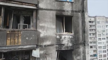 Bu video, Ukrayna 'nın başkenti Kyiv' de 8K çözünürlükte yanmış ve yıkılmış bir evi gösteriyor.