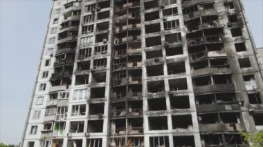 Bu video, Ukrayna 'nın başkenti Kyiv' de 8K çözünürlükte yanmış ve yıkılmış bir evi gösteriyor.