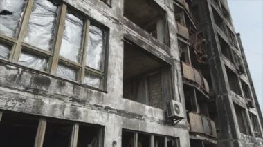 Bu video, Ukrayna 'nın başkenti Kyiv' de 8K çözünürlükte yanmış ve yıkılmış bir evi gösteriyor.