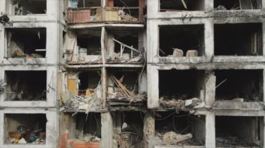 Bu video, Ukrayna 'nın başkenti Kyiv' de 8K çözünürlükte yanmış ve yıkılmış bir evi gösteriyor.
