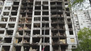 Bu video, Ukrayna 'nın başkenti Kyiv' de 8K çözünürlükte yanmış ve yıkılmış bir evi gösteriyor.