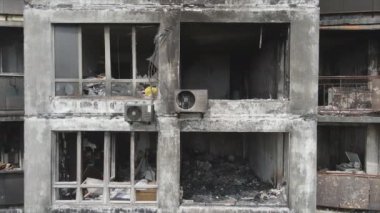 Bu video, Ukrayna 'nın başkenti Kyiv' de 8K çözünürlükte yanmış ve yıkılmış bir evi gösteriyor.