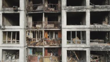 Bu video, Ukrayna 'nın başkenti Kyiv' de 8K çözünürlükte yanmış ve yıkılmış bir evi gösteriyor.