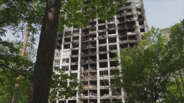 Bu video, Ukrayna 'nın başkenti Kyiv' de 8K çözünürlükte yanmış ve yıkılmış bir evi gösteriyor.