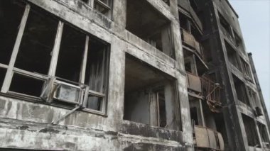 Bu video, Ukrayna 'nın başkenti Kyiv' de 8K çözünürlükte yanmış ve yıkılmış bir evi gösteriyor.