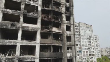 Bu video, Ukrayna 'nın başkenti Kyiv' de 8K çözünürlükte yanmış ve yıkılmış bir evi gösteriyor.