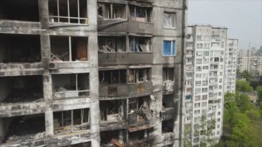 Bu video, Ukrayna 'nın başkenti Kyiv' de 8K çözünürlükte yanmış ve yıkılmış bir evi gösteriyor.