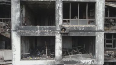 Bu video, Ukrayna 'nın başkenti Kyiv' de 8K çözünürlükte yanmış ve yıkılmış bir evi gösteriyor.