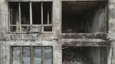 Bu video, Ukrayna 'nın başkenti Kyiv' de 8K çözünürlükte yanmış ve yıkılmış bir evi gösteriyor.