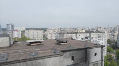 Bu video, Ukrayna 'nın başkenti Kyiv' de 8K çözünürlükte yanmış ve yıkılmış bir evi gösteriyor.