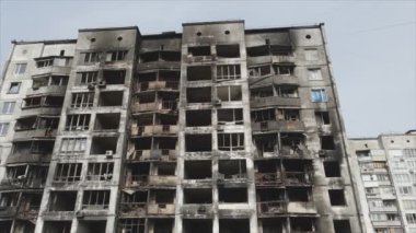 Bu video, Ukrayna 'nın başkenti Kyiv' de 8K çözünürlükte yanmış ve yıkılmış bir evi gösteriyor.