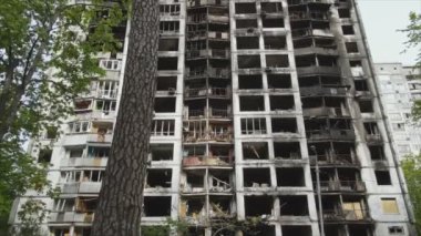 Bu video, Ukrayna 'nın başkenti Kyiv' de 8K çözünürlükte yanmış ve yıkılmış bir evi gösteriyor.