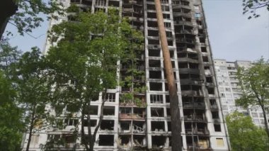 Bu video, Ukrayna 'nın başkenti Kyiv' de 8K çözünürlükte yanmış ve yıkılmış bir evi gösteriyor.