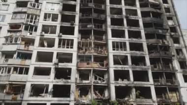 Bu video, Ukrayna 'nın başkenti Kyiv' de 8K çözünürlükte yanmış ve yıkılmış bir evi gösteriyor.