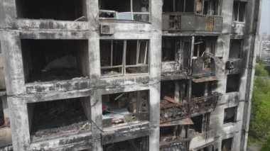 Bu video, Ukrayna 'nın başkenti Kyiv' de 8K çözünürlükte yanmış ve yıkılmış bir evi gösteriyor.