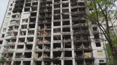 Bu video, Ukrayna 'nın başkenti Kyiv' de 8K çözünürlükte yanmış ve yıkılmış bir evi gösteriyor.