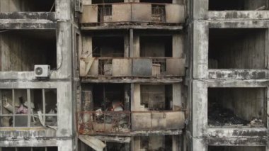Bu video, Ukrayna 'nın başkenti Kyiv' de 8K çözünürlükte yanmış ve yıkılmış bir evi gösteriyor.