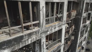 Bu video, Ukrayna 'nın başkenti Kyiv' de 8K çözünürlükte yanmış ve yıkılmış bir evi gösteriyor.