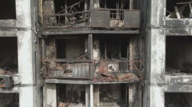 Bu video, Ukrayna 'nın başkenti Kyiv' de 8K çözünürlükte yanmış ve yıkılmış bir evi gösteriyor.