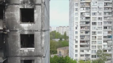 Bu video, Ukrayna 'nın başkenti Kyiv' de 8K çözünürlükte yanmış ve yıkılmış bir evi gösteriyor.
