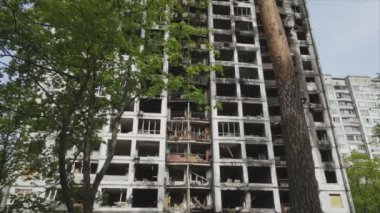 Bu video, Ukrayna 'nın başkenti Kyiv' de 8K çözünürlükte yanmış ve yıkılmış bir evi gösteriyor.