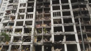 Bu video, Ukrayna 'nın başkenti Kyiv' de 8K çözünürlükte yanmış ve yıkılmış bir evi gösteriyor.