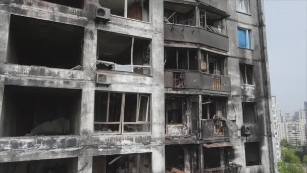 この株式ビデオは 8K解像度でウクライナのキエフで火災や破壊された家を示しています — ストック動画