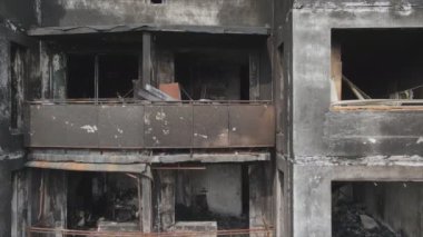 Bu video, Ukrayna 'nın başkenti Kyiv' de 8K çözünürlükte yanmış ve yıkılmış bir evi gösteriyor.