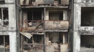 Bu video, Ukrayna 'nın başkenti Kyiv' de 8K çözünürlükte yanmış ve yıkılmış bir evi gösteriyor.