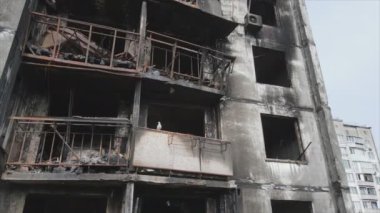 Bu video, Ukrayna 'nın başkenti Kyiv' de 8K çözünürlükte yanmış ve yıkılmış bir evi gösteriyor.