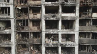 Bu video, Ukrayna 'nın başkenti Kyiv' de 8K çözünürlükte yanmış ve yıkılmış bir evi gösteriyor.