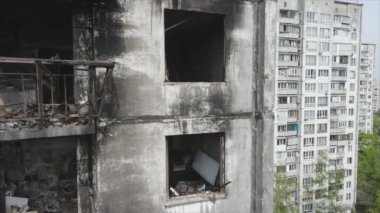 Bu video, Ukrayna 'nın başkenti Kyiv' de 8K çözünürlükte yanmış ve yıkılmış bir evi gösteriyor.