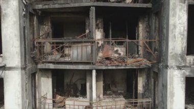 Bu video, Ukrayna 'nın başkenti Kyiv' de 8K çözünürlükte yanmış ve yıkılmış bir evi gösteriyor.