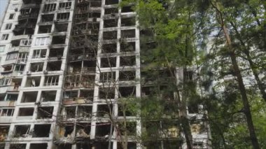 Bu video, Ukrayna 'nın başkenti Kyiv' de 8K çözünürlükte yanmış ve yıkılmış bir evi gösteriyor.