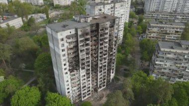 Bu video, Ukrayna 'nın başkenti Kyiv' de 8K çözünürlükte yanmış ve yıkılmış bir evi gösteriyor.