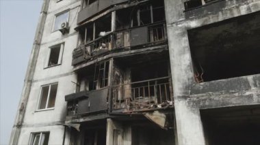 Bu video, Ukrayna 'nın başkenti Kyiv' de 8K çözünürlükte yanmış ve yıkılmış bir evi gösteriyor.