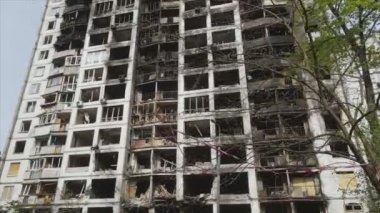 Bu video, Ukrayna 'nın başkenti Kyiv' de 8K çözünürlükte yanmış ve yıkılmış bir evi gösteriyor.